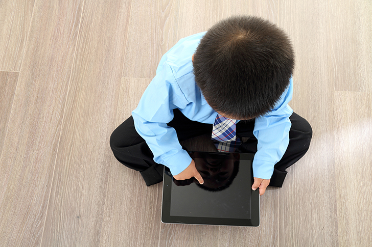 iPadを使う子供